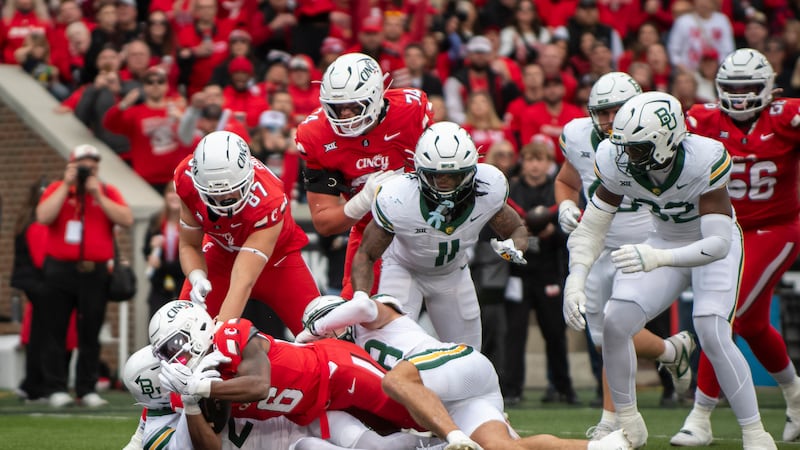 Cincinnati running back Evan Pryor (6) scores during the first quarter of an NCAA college...
