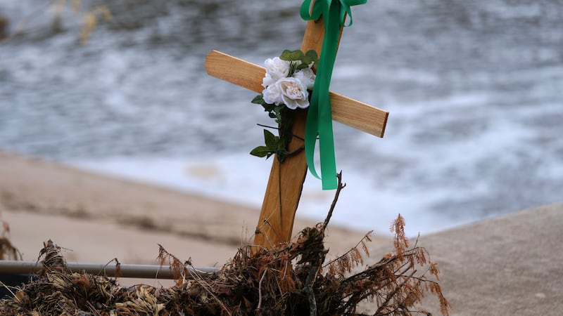 Una cruz en memoria de las víctimas de las inundaciones, el 13 de julio de 2025, en Kerrville,...